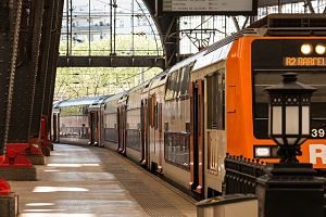 Leerer Bahnsteig eines orangenen Rodiales Zuges der nach Barcelona fährt