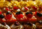 Nahaufnahme verschiedener Tapas und Pintxos mit Gänseleber, Lachs und Kartoffelomlett