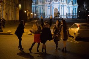 Fünf Frauen die auf der Strasse Tanzen und lachen