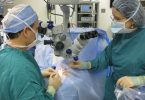 Arzt und Krankenschwester bei einer Kapillartransplantation mit modernster Technik