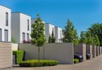 Weisse Einfamilienhäuser mit individuellen Parkplätzen