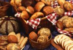 mehrere Brotkörbe gefüllt mit den verschiedensten Brotsorten: Semmel, Baguet, Mohnbrötchen, Laugensemmel...