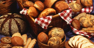 mehrere Brotkörbe gefüllt mit den verschiedensten Brotsorten: Semmel, Baguet, Mohnbrötchen, Laugensemmel...