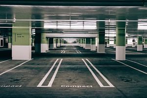 leere Tiefgarage mit weiss-grünen Säulen