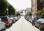 Lange Strasse die links und rechts vollgeparkt ist