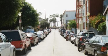 Lange Strasse die links und rechts vollgeparkt ist