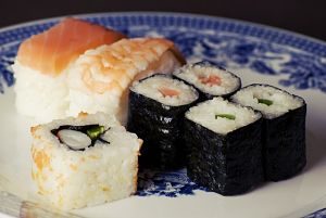 Teller mit Makis, Uramakis und Nigiris