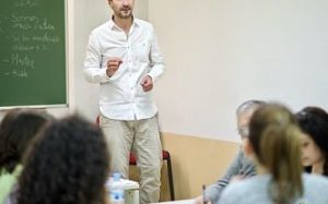 neeting in einer Universität um interessierte Studenten für eine Startup zu kontratieren