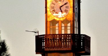 Turmuhr der Stadthalle in Poblenou bei Sonnenuntergang