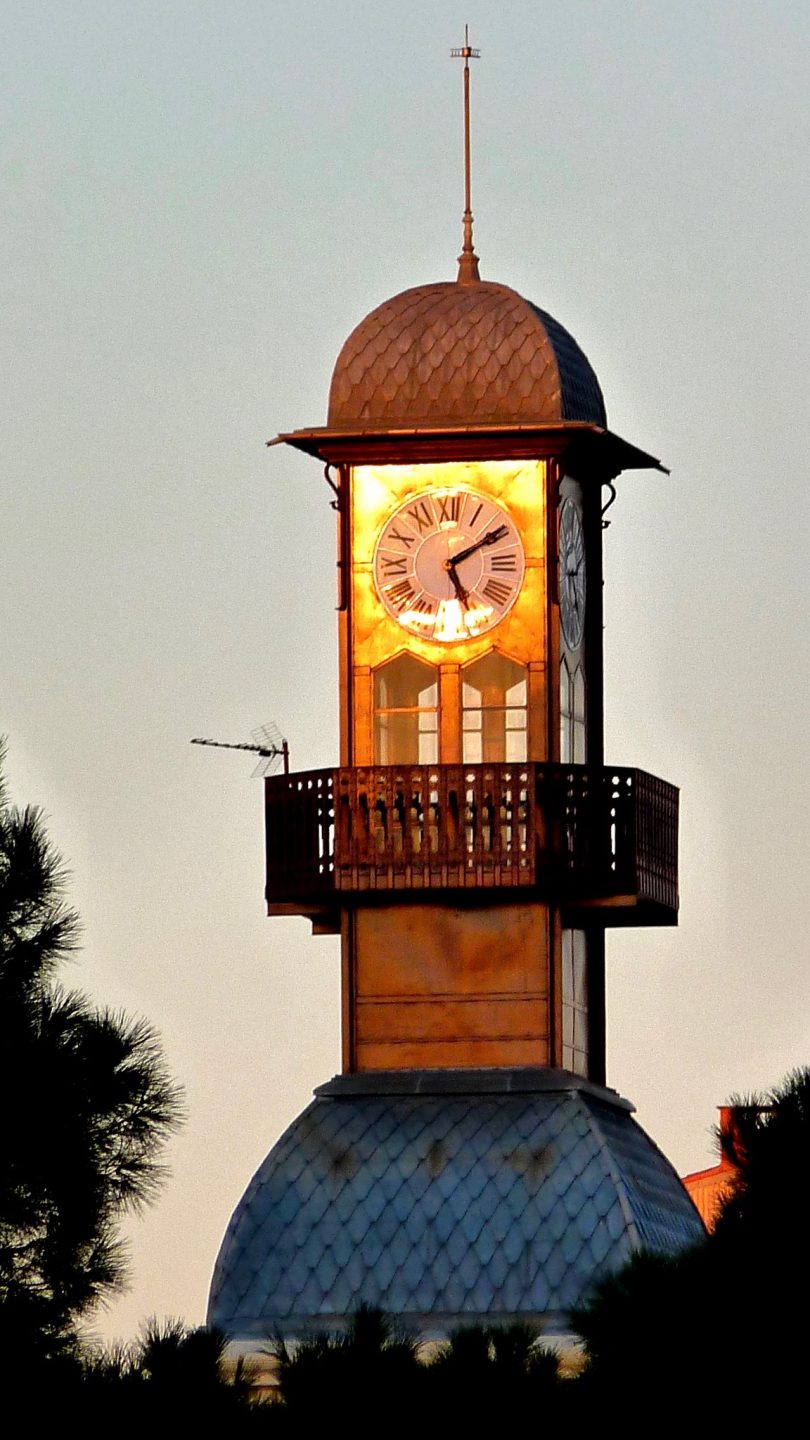 Turmuhr der Stadthalle in Poblenou bei Sonnenuntergang