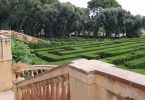 Blick auf das Labyrinth von Horta von der Terrasse des Palastes