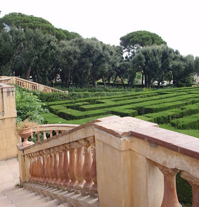 Blick auf das Labyrinth von Horta von der Terrasse des Palastes