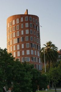 rundes Hochhaus mit Fenster rund herum situiert in der Vila Olympia