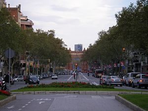 Die Rambla Stasse bei Tag mit viel Verkehr, am Ende der Strasse ist der Art de Triumph zu sehen