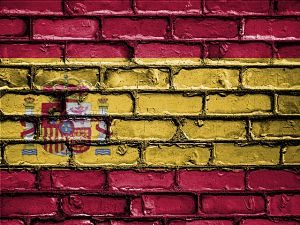 die spanische Flagge auf eine Ziegelwand gemalt