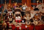 Stand eines Weihnachtsmarkts auf dem verschiedenen handgemachte Holzfiguren ausgestellt sind