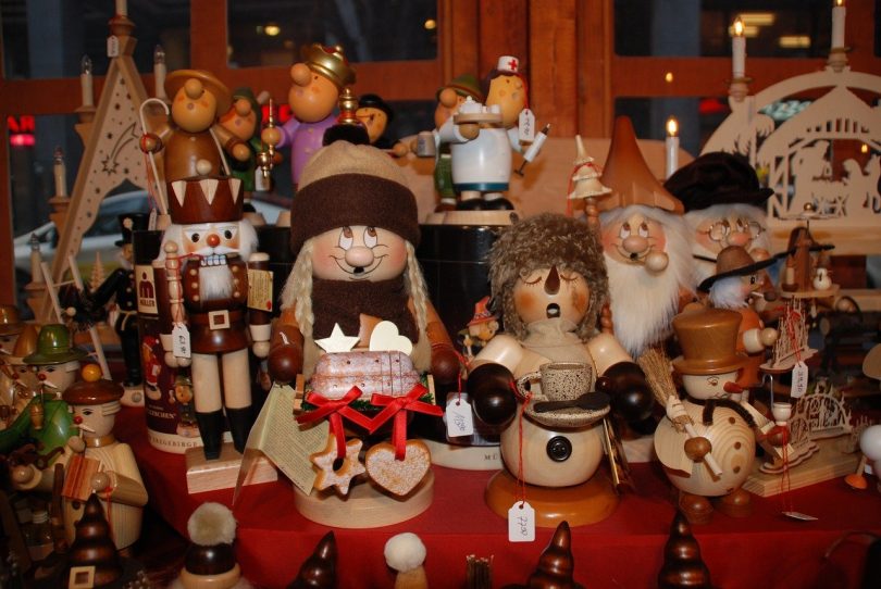 Stand eines Weihnachtsmarkts auf dem verschiedenen handgemachte Holzfiguren ausgestellt sind
