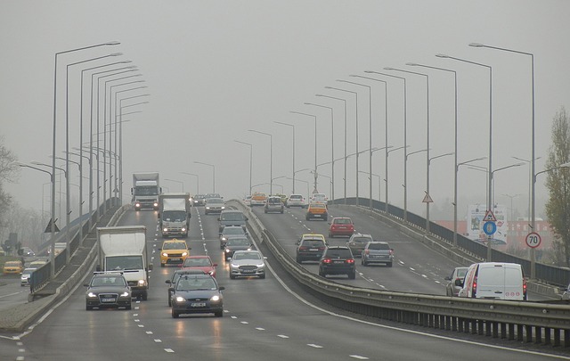 Autobahn mit vielen Autos und nebliger smog