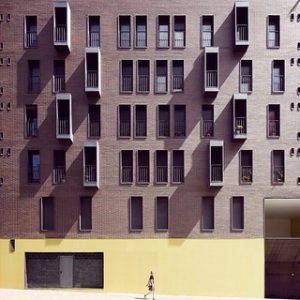 ein sozialer Wohnungsbau im Viertel Vallecarca, Roldán und Berengué Architekten haben dieses Wohnhaus mit 42 Wohneinheiten entworfen. Seine Farben und Textur setzen sich zusammen aus einer Palette von dunkelbraun bis gelb