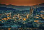 panoramafoto von Barcelona bei Dämmerung rechts im Bild ist die Sagrada Familia zu sehen