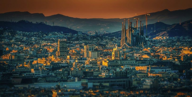 panoramafoto von Barcelona bei Dämmerung rechts im Bild ist die Sagrada Familia zu sehen