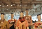 fans Schaufensterpupen die zusammen stehen alle in Pastel Farben gekleidet und mit einer Sonnenbrille auf dem Kopf