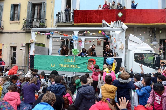 eine Karosse einer traditionellen Colle die durch die Straße fährt und Süßigkeiten an das Publikum verteilt