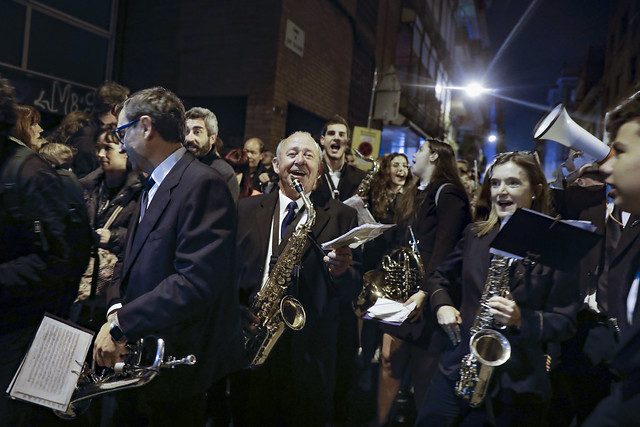 die Musiker in blauen Anzügen auf dem Straßenumzug des festival Sant Medir in Garcia