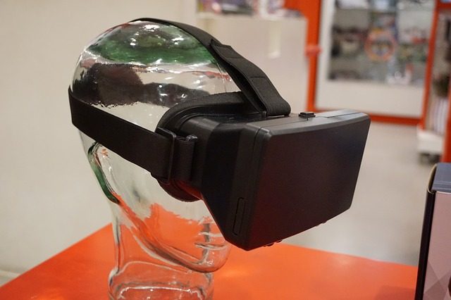 ein durchsichtiger Kopf auf einem orangenen Tisch der eine virtual reality Brille auf hat