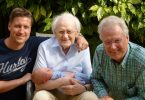 vier generationen die in die Kamera lächeln, baby, Vater, opa und Uropa