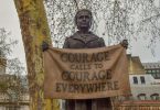 eine Statue der Feministin Millicent Fawcett die ein Schild hält auf dem steht Courage calls to Courage everywhere
