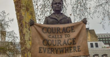 eine Statue der Feministin Millicent Fawcett die ein Schild hält auf dem steht Courage calls to Courage everywhere