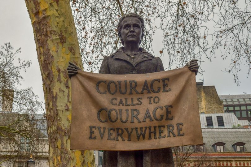 eine Statue der Feministin Millicent Fawcett die ein Schild hält auf dem steht Courage calls to Courage everywhere