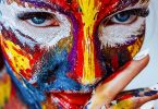 das Gesicht einer Frau Complete bemalt mit bunten knalligen farben