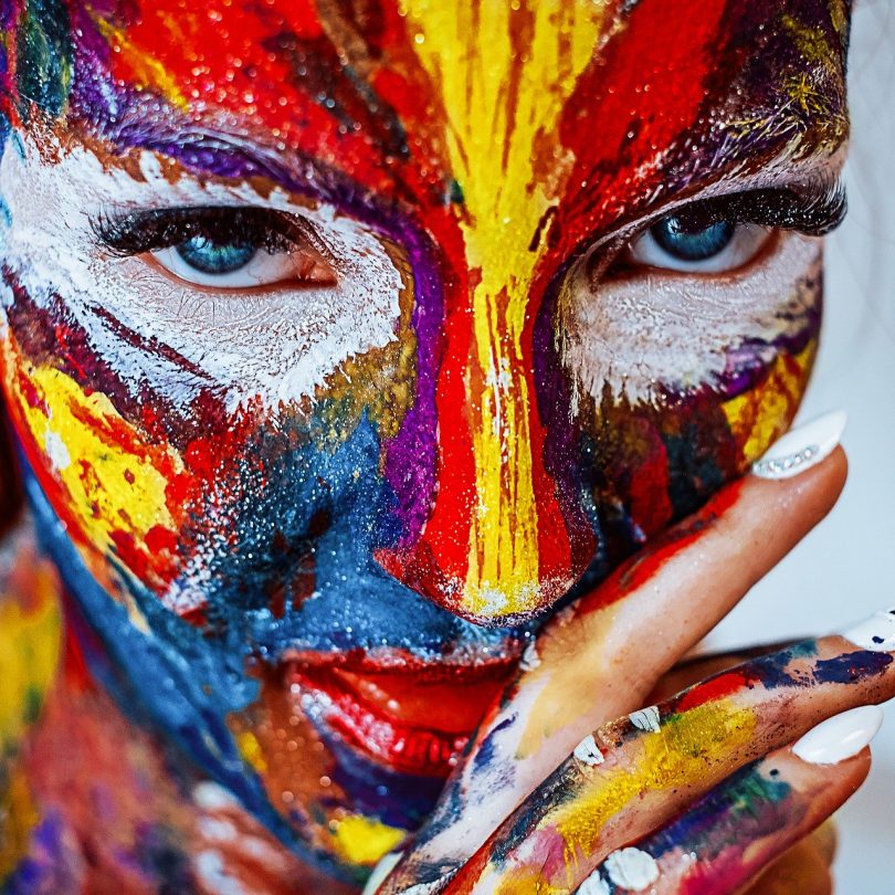 das Gesicht einer Frau Complete bemalt mit bunten knalligen farben