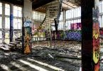 ein zerfallenes Loft mit Grafitis an den Wänden