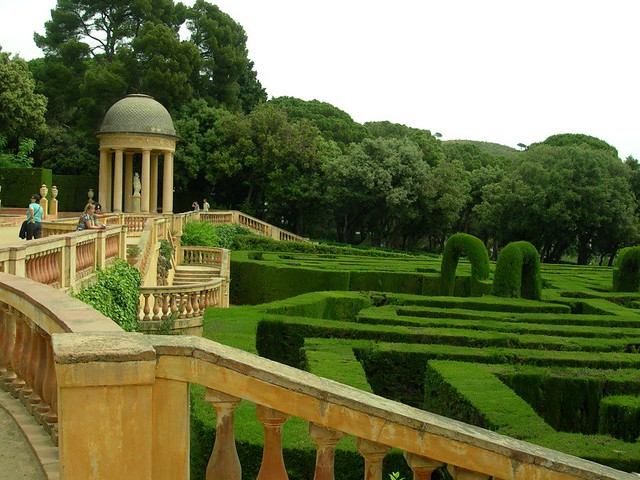 sie Terrasse eines Schlosses in Barcelona mit einem sehr gepflegtem Garten der wie ein Labyrinth geformt ist