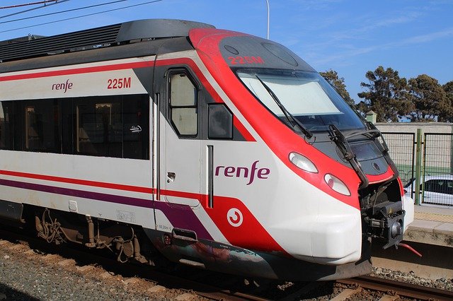 ein rot weißer Zug von Renfe