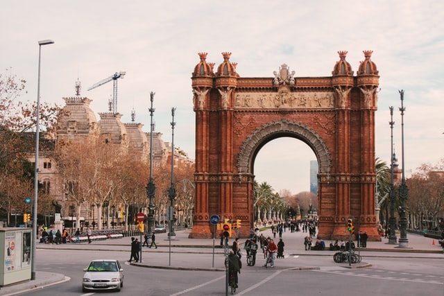 foto des arc de triumpf in Barcelona an einem bewölktem Tag