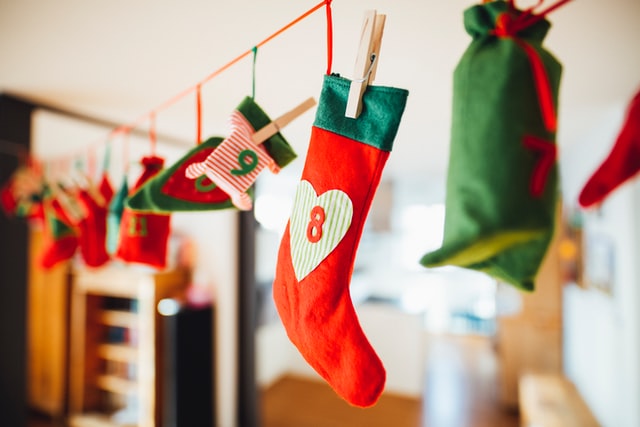 ein Adventkalender aus Weihnachtsocken der quer in einem Zimmer aufgehängt ist