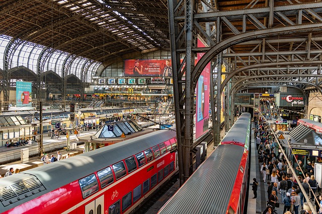 Zugstation von schräg oben gesehen mit mehreren Zügen die an den Bahnsteigen stehen