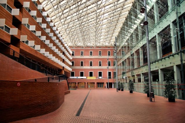 die Universität Pompeu Fabra und ihr Campus aus Glas und Ziegelsteinen in Poblenou