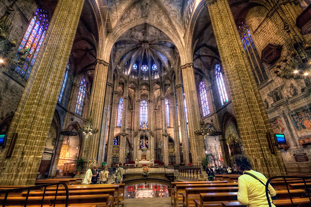 Die Kathedral von Innen mit Holzbänken, dem Altar, dem Grab unter dem Altar und die gewölbte Decke