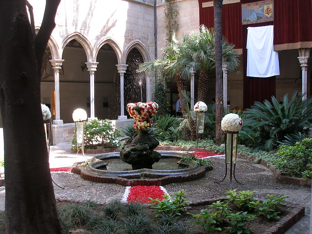 ein mit Blumen geschmückter Innenhof auf dessen Springbrunnen das Ei "tanzt"