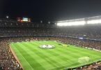 das volle Stadion Camp nou bei Nacht zu Beginn eines Spiels des Madrids und Barcelonas