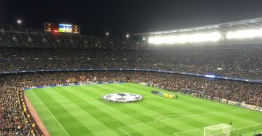 das volle Stadion Camp nou bei Nacht zu Beginn eines Spiels des Madrids und Barcelonas