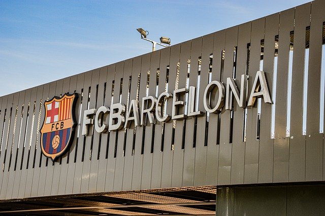 Metalwand an der das Wappen und der Name des FCBarcelonas zu sehen ist