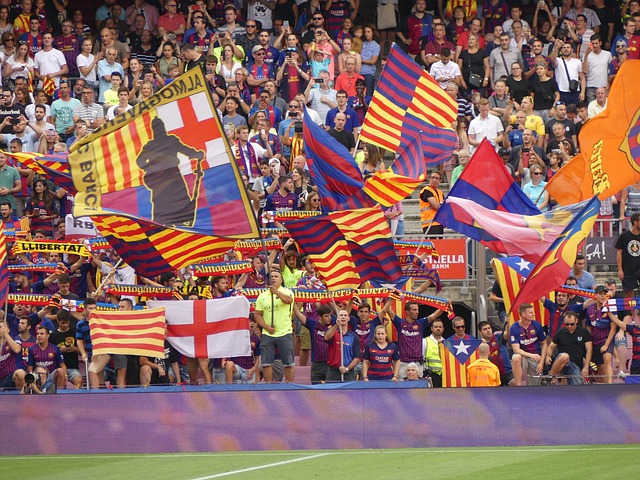 eine der Tribünen des Stadions mit FCBarcelona Fans die verschiedene Flaggen hochhalten 