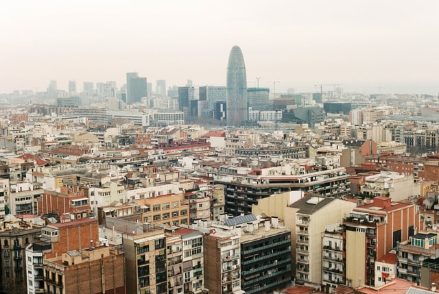 Sicht auf das Stadtviertel Eixample in Barcelona mit der Torre Agbar im Hintergrund