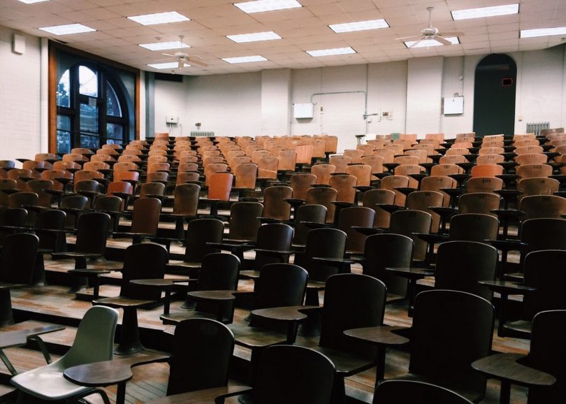 ein Universitäts Vorlesungsaal mit Holzstühlen